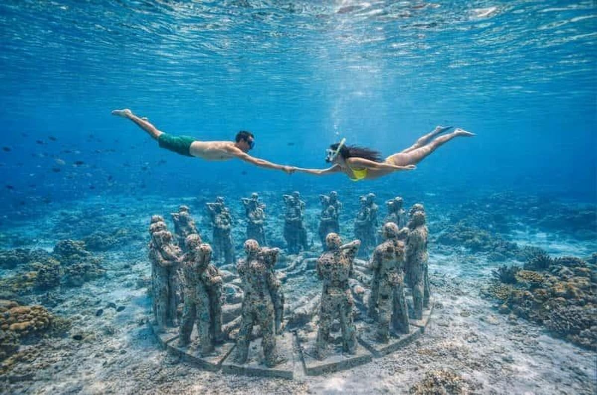 Private snorkeling above the Gili Meno statues
