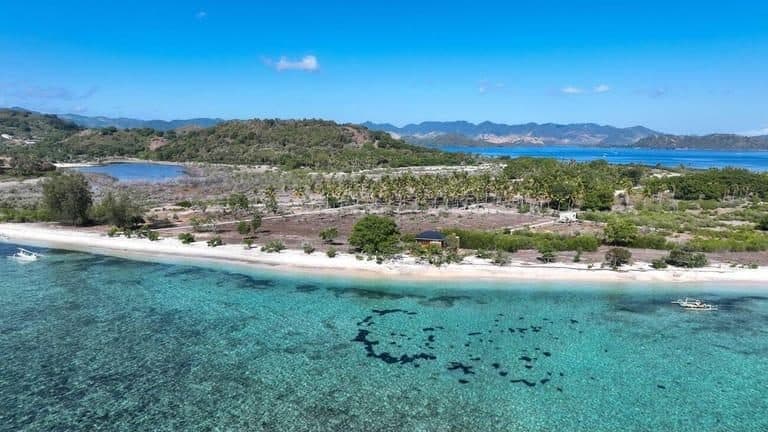 Clear water and coral gardens off Gili Asahan