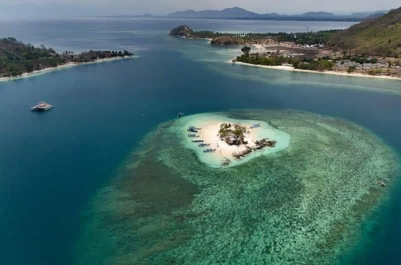 Gili Kedis sitting in the channel between larger shores