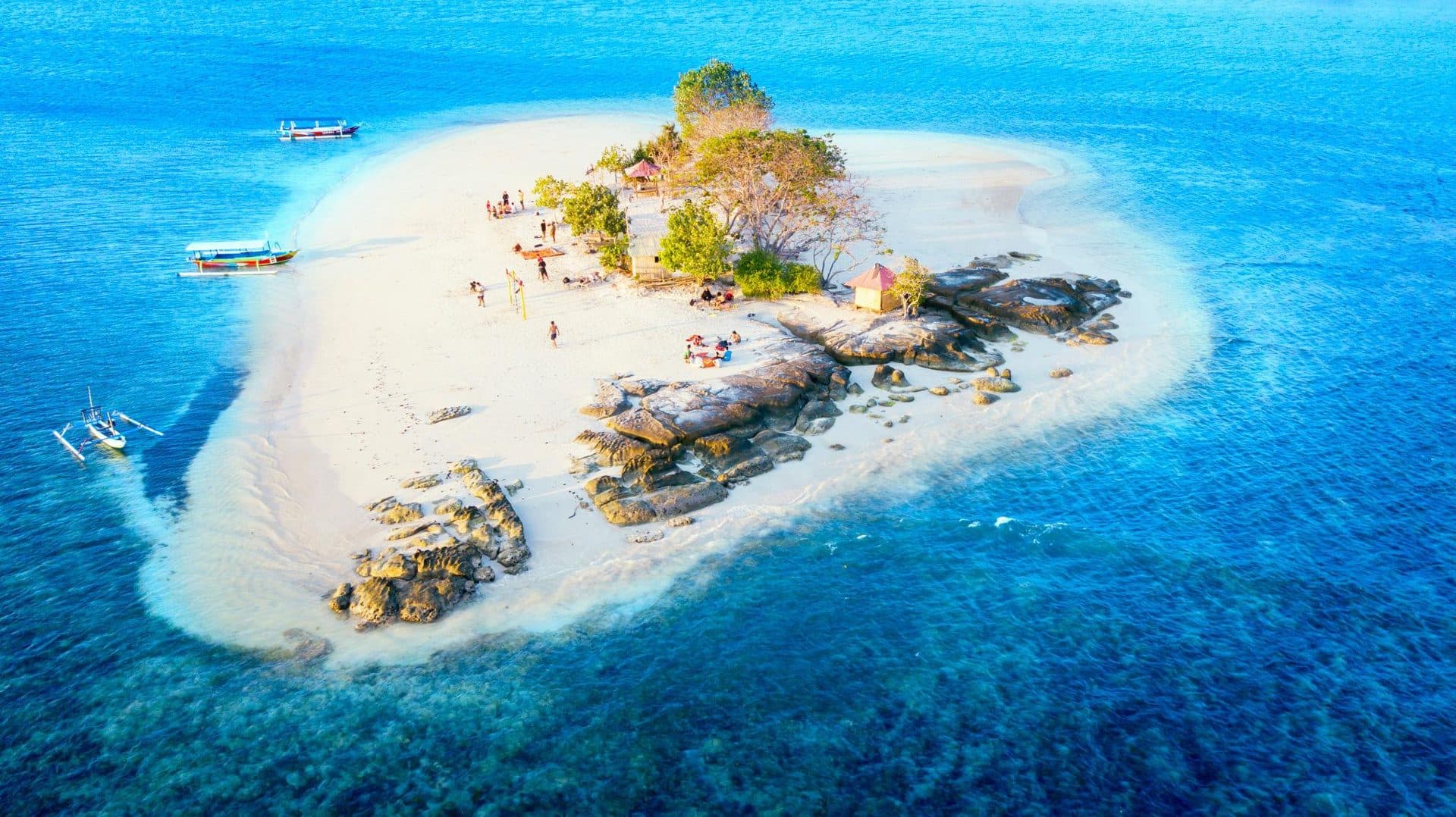 Rocky shoreline and shallow water at Gili Kedis
