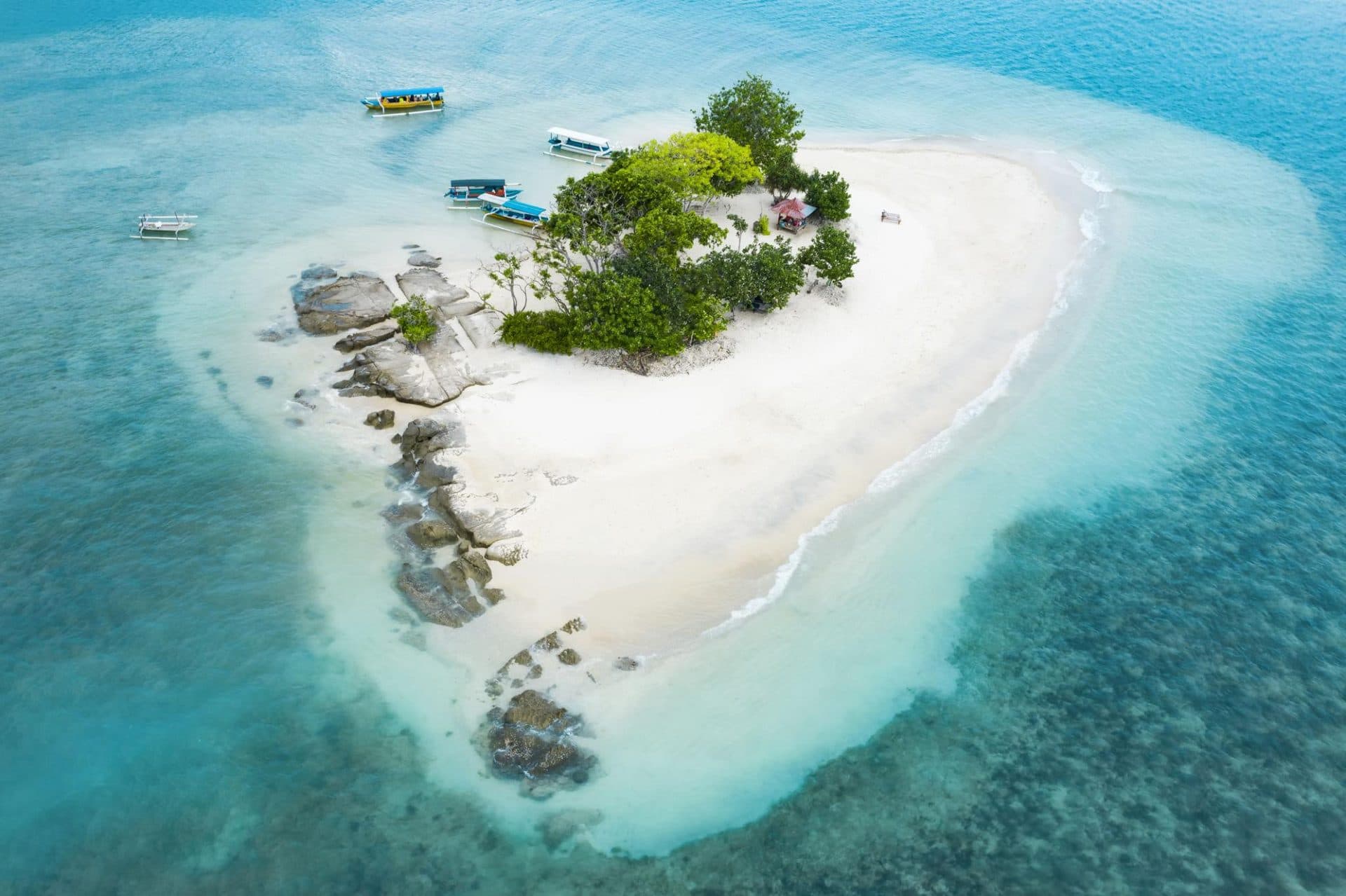 White sandbar and boats at Gili Kedis