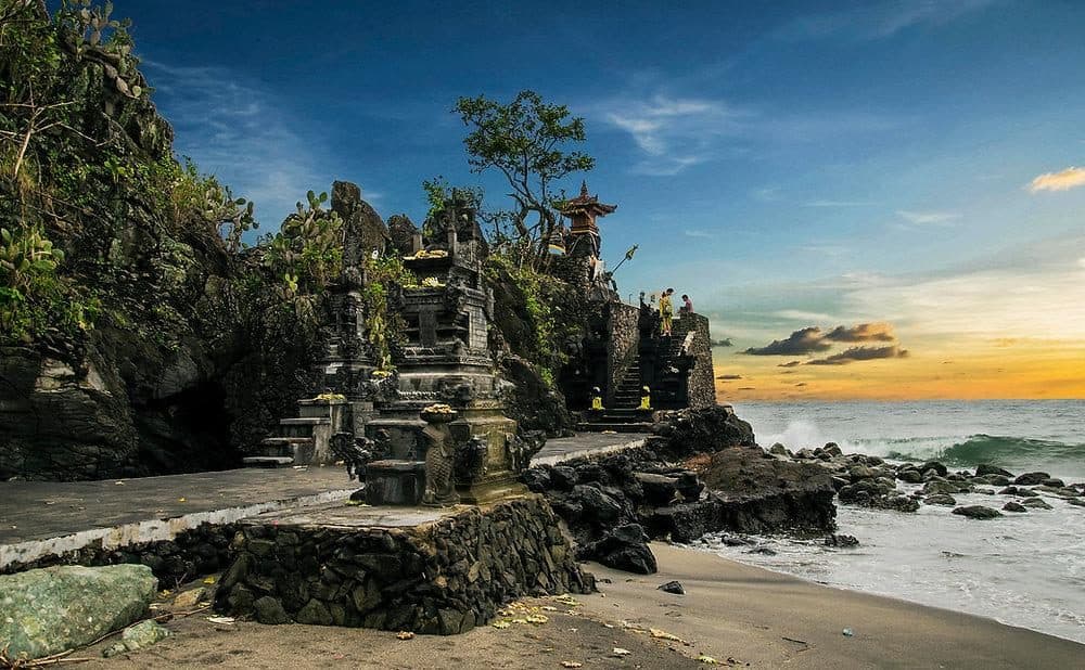 Pura Batu Bolong on the Senggigi rocks at sunset